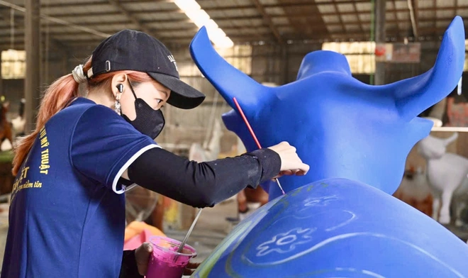 B&ecirc;n trong xưởng linh vật ngựa B&iacute;nh Ngọ ở Đồng Nai những ng&agrave;y cao điểm Tết- Ảnh 13.