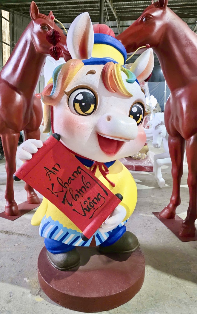 B&ecirc;n trong xưởng linh vật ngựa B&iacute;nh Ngọ ở Đồng Nai những ng&agrave;y cao điểm Tết- Ảnh 4.