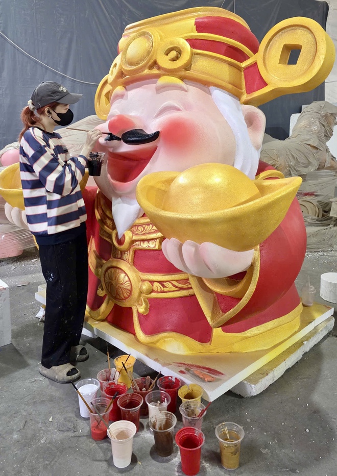 B&ecirc;n trong xưởng linh vật ngựa B&iacute;nh Ngọ ở Đồng Nai những ng&agrave;y cao điểm Tết- Ảnh 2.