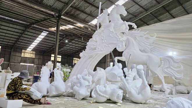 B&ecirc;n trong xưởng linh vật ngựa B&iacute;nh Ngọ ở Đồng Nai những ng&agrave;y cao điểm Tết- Ảnh 10.