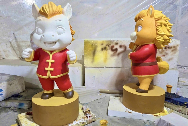 B&ecirc;n trong xưởng linh vật ngựa B&iacute;nh Ngọ ở Đồng Nai những ng&agrave;y cao điểm Tết- Ảnh 9.