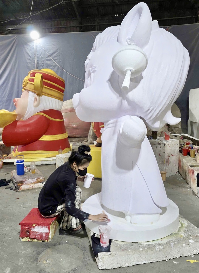 B&ecirc;n trong xưởng linh vật ngựa B&iacute;nh Ngọ ở Đồng Nai những ng&agrave;y cao điểm Tết- Ảnh 1.