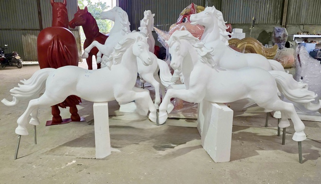 B&ecirc;n trong xưởng linh vật ngựa B&iacute;nh Ngọ ở Đồng Nai những ng&agrave;y cao điểm Tết- Ảnh 7.