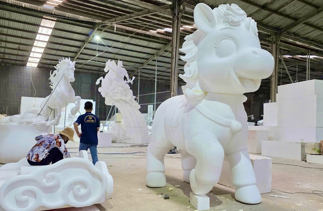 B&ecirc;n trong xưởng linh vật ngựa B&iacute;nh Ngọ ở Đồng Nai những ng&agrave;y cao điểm Tết- Ảnh 8.