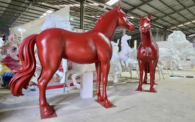 B&ecirc;n trong xưởng linh vật ngựa B&iacute;nh Ngọ ở Đồng Nai những ng&agrave;y cao điểm Tết- Ảnh 6.