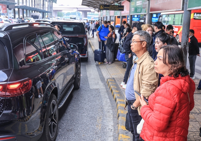 S&acirc;n bay Nội B&agrave;i chật k&iacute;n kh&aacute;ch trong ng&agrave;y cao điểm nhất kỳ nghỉ Tết Dương lịch 2026- Ảnh 13.