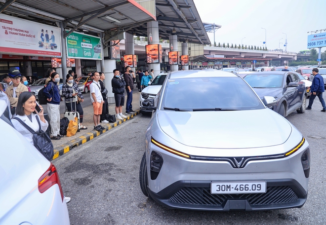 S&acirc;n bay Nội B&agrave;i chật k&iacute;n kh&aacute;ch trong ng&agrave;y cao điểm nhất kỳ nghỉ Tết Dương lịch 2026- Ảnh 12.