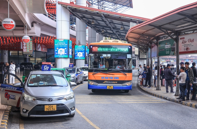 S&acirc;n bay Nội B&agrave;i chật k&iacute;n kh&aacute;ch trong ng&agrave;y cao điểm nhất kỳ nghỉ Tết Dương lịch 2026- Ảnh 14.