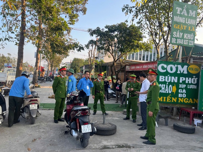 Nghệ An: Đồng loạt ra quân giải tỏa hành lang an toàn giao thông dịp Tết Bính Ngọ 2026- Ảnh 2. Nghệ An: Đồng loạt ra quân giải tỏa hành lang an toàn giao thông dịp Tết Bính Ngọ 2026- Ảnh 2.