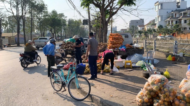 Nghệ An: Đồng loạt ra quân giải tỏa hành lang an toàn giao thông dịp Tết Bính Ngọ 2026- Ảnh 3. Nghệ An: Đồng loạt ra quân giải tỏa hành lang an toàn giao thông dịp Tết Bính Ngọ 2026- Ảnh 3.