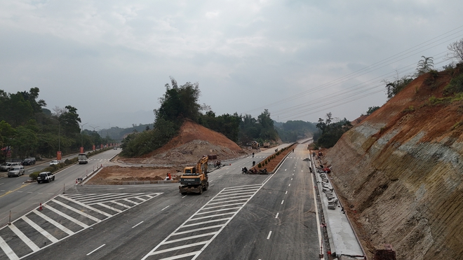 Cận cảnh tuyến tr&aacute;nh th&agrave;nh phố Cao Bằng trước ng&agrave;y về đ&iacute;ch- Ảnh 4.