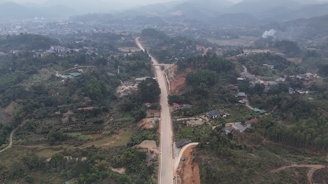 Cận cảnh tuyến tr&aacute;nh th&agrave;nh phố Cao Bằng trước ng&agrave;y về đ&iacute;ch- Ảnh 11.