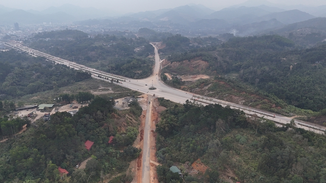 Cận cảnh tuyến tr&aacute;nh th&agrave;nh phố Cao Bằng trước ng&agrave;y về đ&iacute;ch- Ảnh 12.