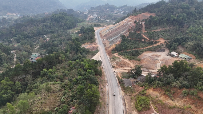 Cận cảnh tuyến tr&aacute;nh th&agrave;nh phố Cao Bằng trước ng&agrave;y về đ&iacute;ch- Ảnh 13.