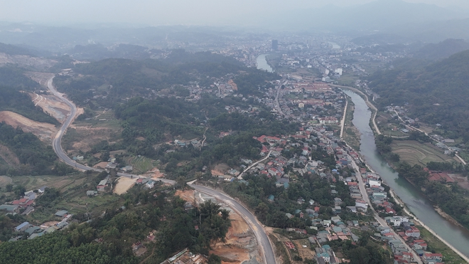 Cận cảnh tuyến tr&aacute;nh th&agrave;nh phố Cao Bằng trước ng&agrave;y về đ&iacute;ch- Ảnh 19.