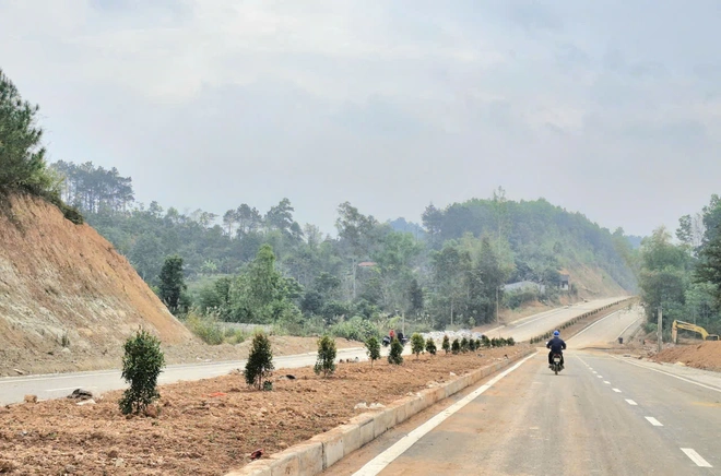 Cận cảnh tuyến tr&aacute;nh th&agrave;nh phố Cao Bằng trước ng&agrave;y về đ&iacute;ch- Ảnh 9.