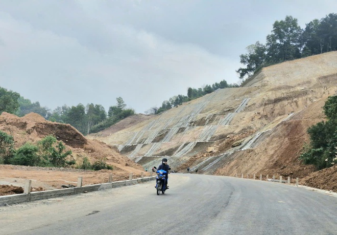 Cận cảnh tuyến tr&aacute;nh th&agrave;nh phố Cao Bằng trước ng&agrave;y về đ&iacute;ch- Ảnh 8.