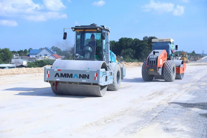 Tết không nghỉ trên công trường cao tốc, cầu lớn, sân bay Long Thành- Ảnh 5. Tết không nghỉ trên công trường cao tốc, cầu lớn, sân bay Long Thành- Ảnh 5.