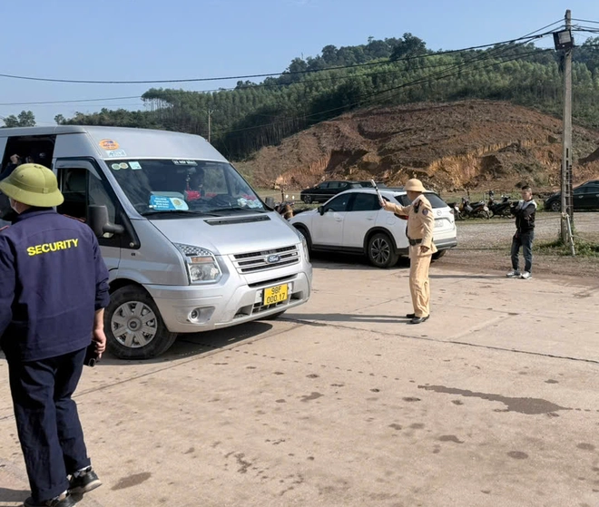 CSGT Bắc Ninh xử lý nghiêm vi phạm, bảo đảm ATGT cho lễ hội xuân- Ảnh 4. CSGT Bắc Ninh xử lý nghiêm vi phạm, bảo đảm ATGT cho lễ hội xuân- Ảnh 4.