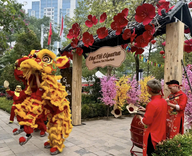 Người d&acirc;n rộn r&agrave;ng đ&oacute;n Tết Nguy&ecirc;n đ&aacute;n B&iacute;nh Ngọ 2026- Ảnh 3.