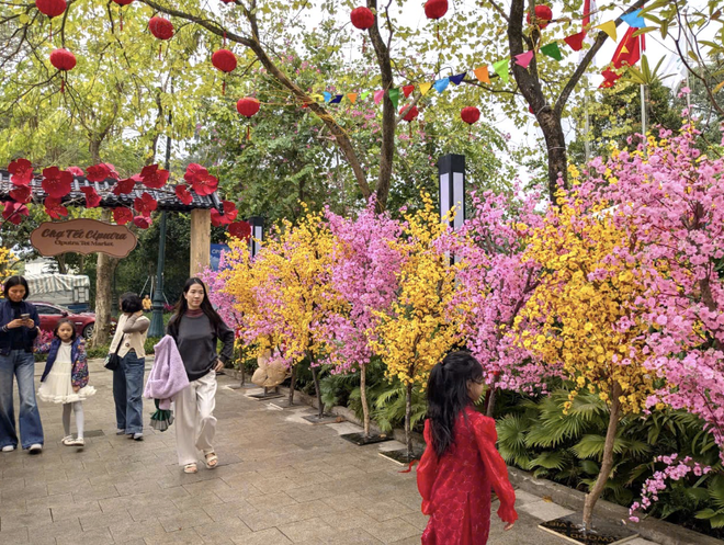 Người d&acirc;n rộn r&agrave;ng đ&oacute;n Tết Nguy&ecirc;n đ&aacute;n B&iacute;nh Ngọ 2026- Ảnh 4.