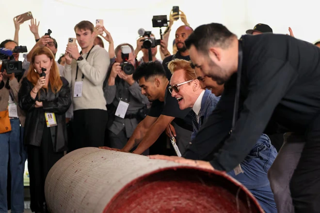 Hậu trường chuẩn bị Oscar 2026: An ninh được siết chặt, thảm đỏ đ&atilde; sẵn s&agrave;ng- Ảnh 6.