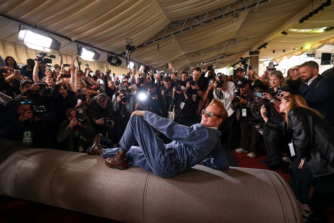 Hậu trường chuẩn bị Oscar 2026: An ninh được siết chặt, thảm đỏ đ&atilde; sẵn s&agrave;ng- Ảnh 7.