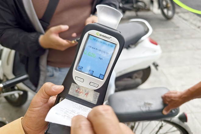 H&agrave; Nội: CSGT ph&aacute;t hiện  nhiều người lớn tuổi đi xe đạp vi phạm nồng độ cồn- Ảnh 2.