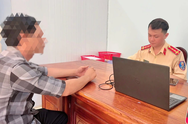 Bốc đầu xe m&aacute;y tr&ecirc;n QL14 qua Đồng Nai, thanh ni&ecirc;n bị tịch thu phương tiện- Ảnh 3.