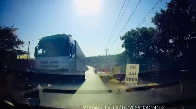 Bốc đầu xe m&aacute;y tr&ecirc;n QL14 qua Đồng Nai, thanh ni&ecirc;n bị tịch thu phương tiện- Ảnh 4.