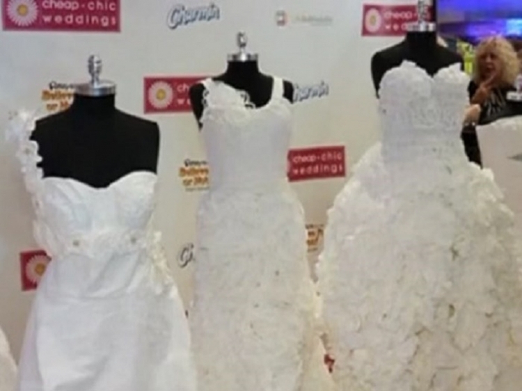 Nữ sinh diện váy cưới làm bằng…giấy vệ sinh | Báo Dân trí