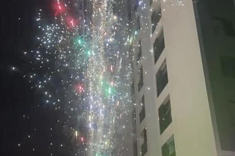 Cháy căn hộ chung cư ở Hà Nội nghi do đốt pháo hoa dịp Trung thu - Ảnh 1. Cháy căn hộ chung cư ở Hà Nội nghi do đốt pháo hoa dịp Trung thu - Ảnh 1.