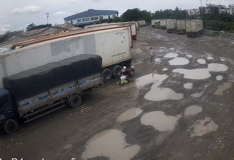 Người đ&agrave;n &ocirc;ng chứng kiến c&ocirc; g&aacute;i b&aacute;n rau bị s&aacute;t hại nhưng lẳng lặng bỏ đi  - Ảnh 1.