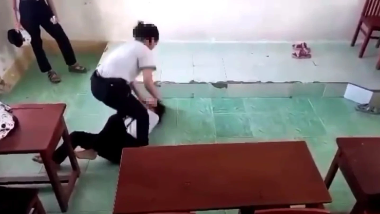 Xử l&yacute; nghi&ecirc;m vụ nữ sinh đ&aacute;nh nhau ngay trong lớp học ở C&agrave; Mau - Ảnh 1.
