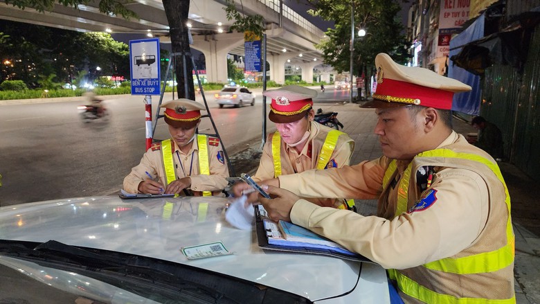 CSGT H&agrave; Nội mật phục bắt xe qu&aacute; tải &ldquo;hổ vồ&rdquo; trong đ&ecirc;m - Ảnh 7.