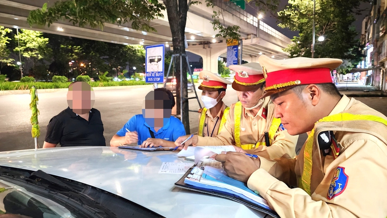 CSGT H&agrave; Nội mật phục bắt xe qu&aacute; tải &ldquo;hổ vồ&rdquo; trong đ&ecirc;m - Ảnh 9.