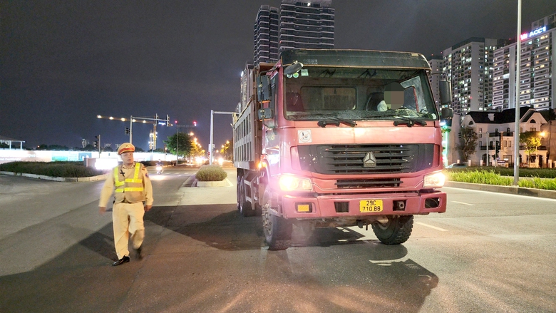 CSGT H&agrave; Nội mật phục bắt xe qu&aacute; tải &ldquo;hổ vồ&rdquo; trong đ&ecirc;m - Ảnh 2.