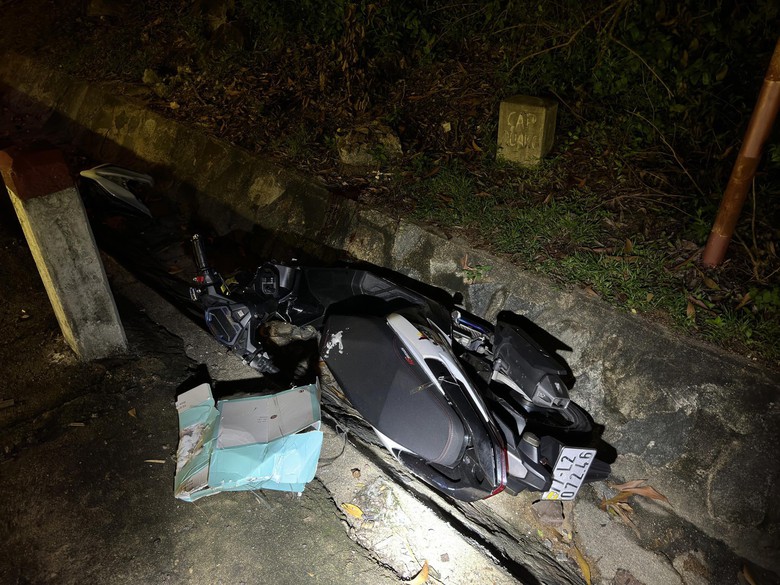 Va chạm với xe đầu k&eacute;o rồi lao xuống mương b&ecirc;n đường, nam thanh ni&ecirc;n tử vong - Ảnh 1.