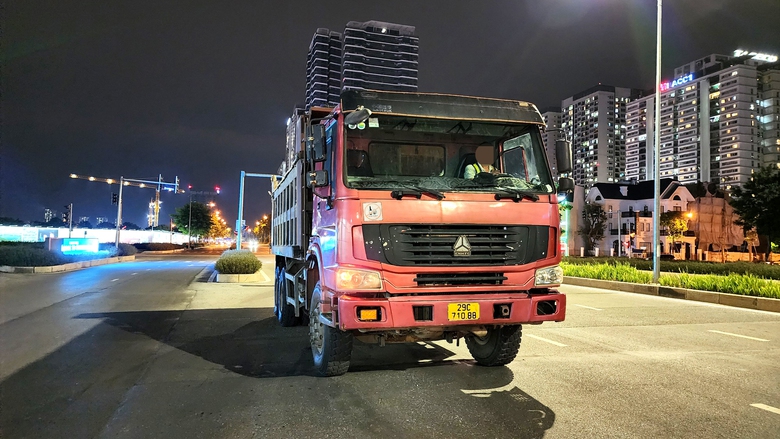 CSGT H&agrave; Nội mật phục bắt xe qu&aacute; tải &ldquo;hổ vồ&rdquo; trong đ&ecirc;m - Ảnh 3.