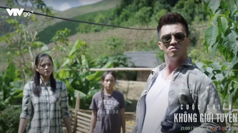 Đoàn được bố vợ Thào A Hề ủy quyền tới nhà Trà để siết nợ ngôi nhà bố mẹ Trà để lại. Đoàn được bố vợ Thào A Hề ủy quyền tới nhà Trà để siết nợ ngôi nhà bố mẹ Trà để lại.