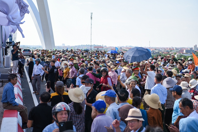 Ch&iacute;nh thức kh&aacute;nh th&agrave;nh, đưa v&agrave;o sử dụng cầu v&ograve;m th&eacute;p cao nhất Việt Nam - Ảnh 3.