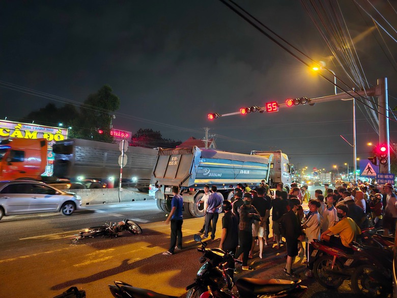 Va chạm giữa xe ben v&agrave; xe m&aacute;y, anh tử vong, em bị thương nặng - Ảnh 1.