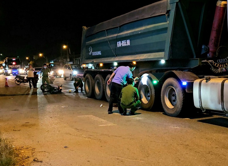 Va chạm giữa xe ben v&agrave; xe m&aacute;y, anh tử vong, em bị thương nặng - Ảnh 3.