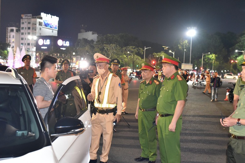 Ph&oacute; gi&aacute;m đốc C&ocirc;ng an TP Hải Ph&ograve;ng xuống đường chỉ đạo bắt "ma men" - Ảnh 2.