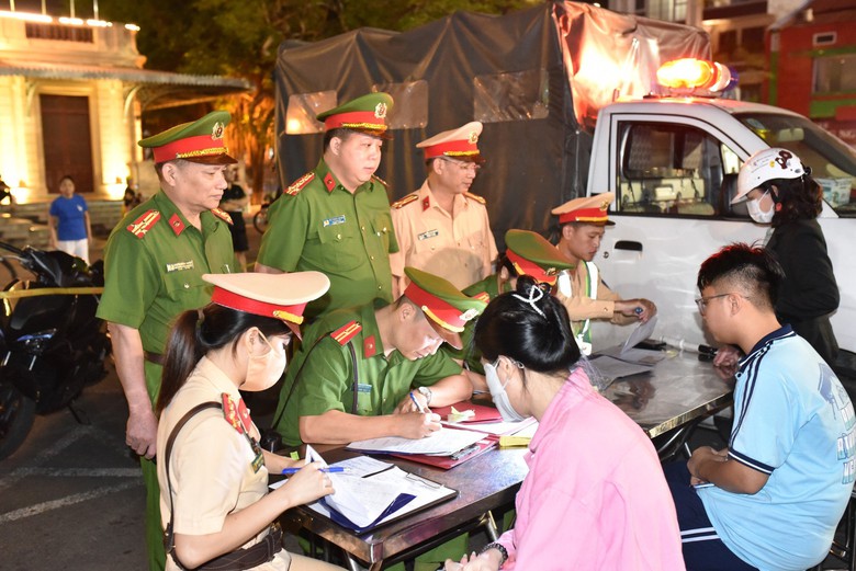 Ph&oacute; gi&aacute;m đốc C&ocirc;ng an TP Hải Ph&ograve;ng xuống đường chỉ đạo bắt "ma men" - Ảnh 1.