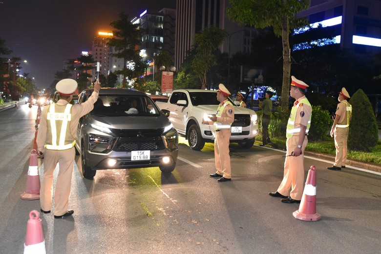 Ph&oacute; gi&aacute;m đốc C&ocirc;ng an TP Hải Ph&ograve;ng xuống đường chỉ đạo bắt "ma men" - Ảnh 3.