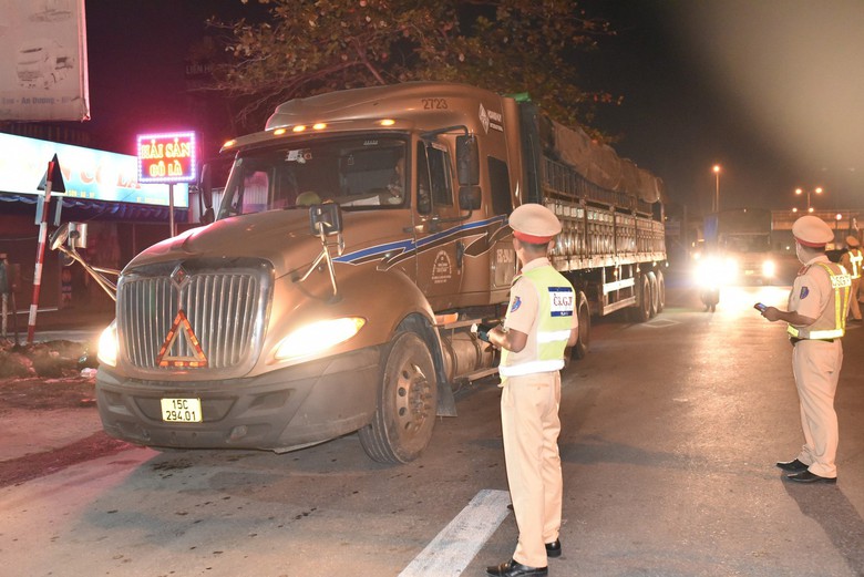 Ph&oacute; gi&aacute;m đốc C&ocirc;ng an TP Hải Ph&ograve;ng xuống đường chỉ đạo bắt "ma men" - Ảnh 7.