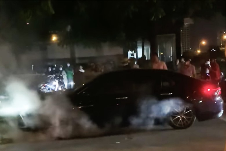 C&ocirc;ng an H&agrave; Nội th&ocirc;ng tin vụ t&agrave;i xế bất tỉnh lao &ocirc; t&ocirc; l&ecirc;n vỉa h&egrave; - Ảnh 2.