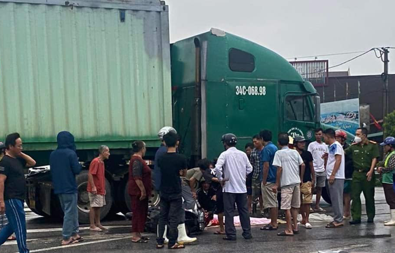 Xe máy va chạm với xe container, cháu nhỏ tử vong thương tâm - Ảnh 1. Xe máy va chạm với xe container, cháu nhỏ tử vong thương tâm - Ảnh 1.