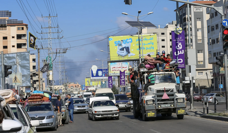 Giờ cảnh b&aacute;o tấn c&ocirc;ng cận k&egrave;, h&agrave;ng ngh&igrave;n người ở Gaza lũ lượt sơ t&aacute;n - Ảnh 1.